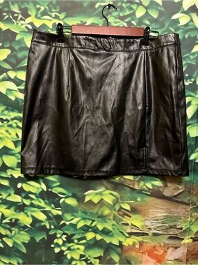 SHEIN Black Faux Leather Mini Skirt